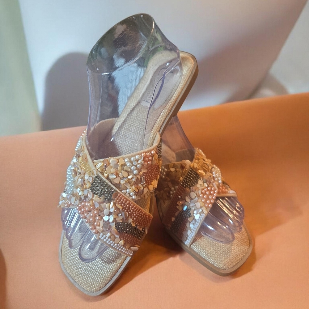 CL LAUDRY COMFORT COUSHION SHELL EMBELLISHED  Tan Sandals